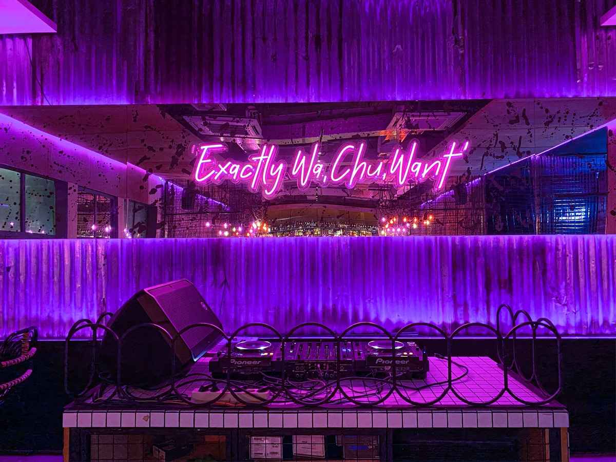 Wa Chu Want, Jajanan Street Food Nuansa Neon Punk